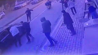 Fatihte otomobilin motosikletli kurye çarptığı o anlar kamerada