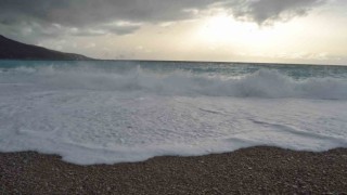 Fethiyede rüzgarın ardından dev dalgalar oluştu