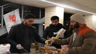 Final haftasındaki üniversite öğrencileri için sıcak çorba dağıtıldı