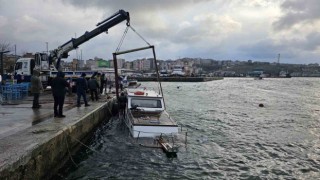 Fırtınada batan tekne vinç yardımıyla çıkarıldı