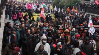 Fransada 43 kentte göç yasası protesto edildi