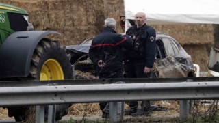 Fransada araç eylem yapan çiftçilerin arasına daldı: 1 ölü