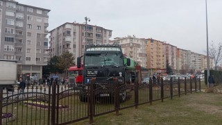 Fren balataları ısınan tır refüje daldı