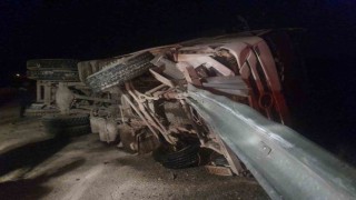 Freni boşalan tır kazaya neden oldu: 2 yaralı