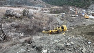 Freni boşalan vinç şarampole devrildi