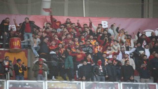 Galatasaraylı taraftarlar takımını yalnız bırakmadı