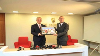 Gazetecilerden Başkan Örkiye özel hediye