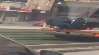 Gaziantepte tramvayın arkasına tutunan iki çocuk canlarını hiçe saydı