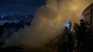Gaziosmanpaşada 2 katlı binada korkutan yangın