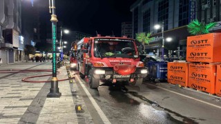 Gaziosmanpaşada mobilya atölyesinde yangın: Ekipler kepenkleri kırarak müdahale etti