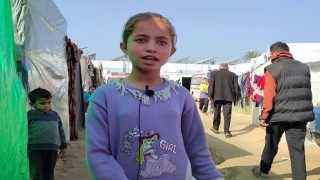 Gazzeli küçük kız:” Filistinli çocuklar roket altında yaşarken, dünya yılbaşını havai fişeklerle kutluyor”