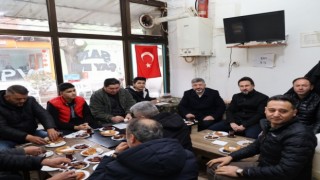 Gedizde esnaflarla çay simit sohbetleri devam ediyor