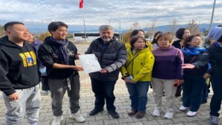 Gedize gelen Çinli turist grubu gençlik merkezinde misafir edildi