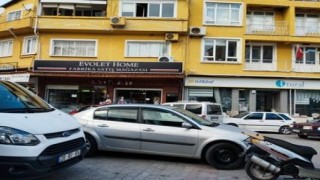 Gelişi güzel park edilen araçlar trafiği çileye dönüştürüyor