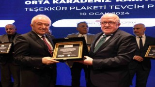 Gençlerin geleceğine yatırım yapanlara plaket