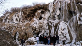 Girlevik Şelalesi dondu, görenler hayran kaldı