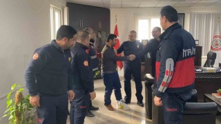 Göçük altında kalan işçi kendisini kurtaran itfaiye erlerini unutmadı