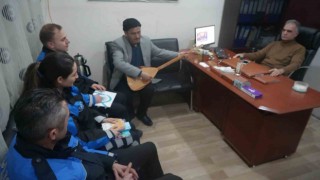 Görme engelli öğretmen polisler için bağlama çaldı