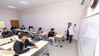 Gülnarda öğrenciler kurs merkezinde eğitim almaya devam ediyor