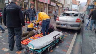 Güneş enerjisinin antifrizini değiştirmek isterken çatıdan otomobilin üzerine düştü