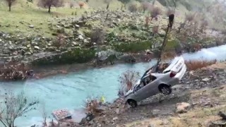 Habur Çayına düşen otomobil vinç yardımıyla çıkartıldı