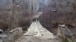 Hacı Mahallesi sakinleri 3 çocuğun düşerek öldüğü tahta köprü için çözüm bekliyor