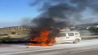 Hafif ticari araç alev alev yandı: O anlar kamerada