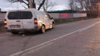 Hafif ticari araçla otomobil çarpıştı, 2 kişi yaralandı