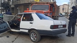 Hafriyat kamyonu ile otomobil çarpıştı: 1 yaralı