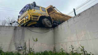 Hafriyat kamyonu istinat duvarında askıda kaldı