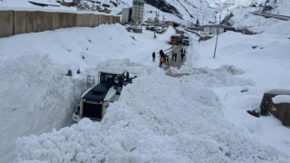 Hakkari-Çukurca Karayoluna düşen çığ temizlendi