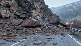 Hakkari Çukurca yolunda heyelan, yol ulaşıma kapandı