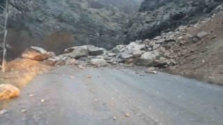 Hakkaride dağdan kopan kayalar köy yolunu kapattı
