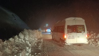 Hakkaride kar ve tipi etkili oldu, sürücüler zor anlar yaşadı