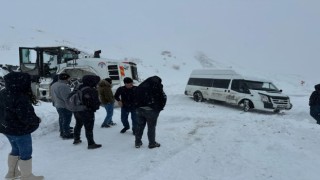 Hakkaride karla mücadele çalışması devam ediyor