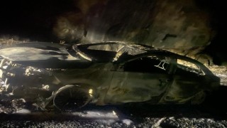 Hakkaride seyir halindeki araç alev alev yandı