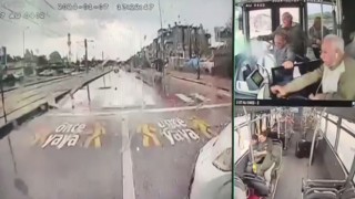 Halk otobüsüyle hafif ticari aracın çarpışma anı kamerada