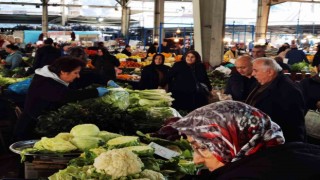 Halk pazarındaki hareketlilik esnafın yüzü güldü