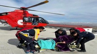 Hamile kadın helikopter ambulansla hastaneye taşındı