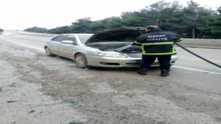 Hatayda aracın motor kısmında meydana gelen yangını itfaiye söndürdü