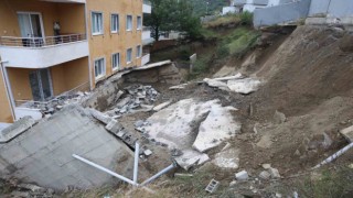 Hatayda aşırı yağmur nedeniyle 5 katlı binanın istinat duvarı çöktü