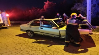 Hatayda elektrik direğine çarpan TOFAŞ hurdaya döndü