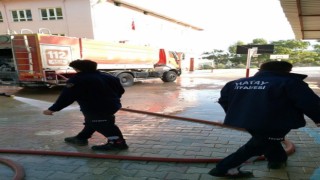 Hatayda itfaiye ekipleri okul bahçesini çamurdan arındırdı