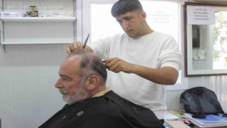 Hayırsever berber depremzedeleri ücretsiz tıraş ediyor.