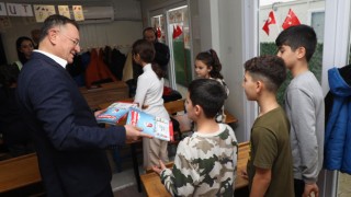 Hatay'da konteyner kentteki öğrencilere çalışma kitabı dağıtıldı