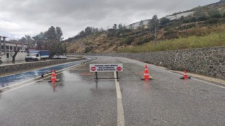 Hatayda sahil yolu heyelan nedeniyle ulaşıma kapandı