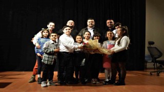 Hem çocuklar hem yetişkinler tiyatro ile eğlendi