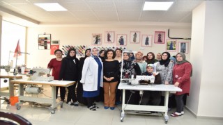 Hem meslek öğreniyor, hem de ev ekonomisine destek sağlıyorlar