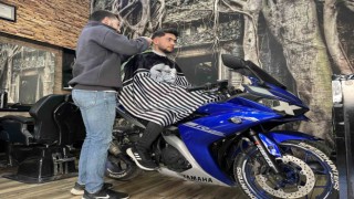 Hem motosiklet kullandı hem de tıraş oldu