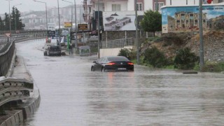 Her sağanakta aynı manzara, Kuşadasında Karayolları yıllardır sorunu çözemedi
